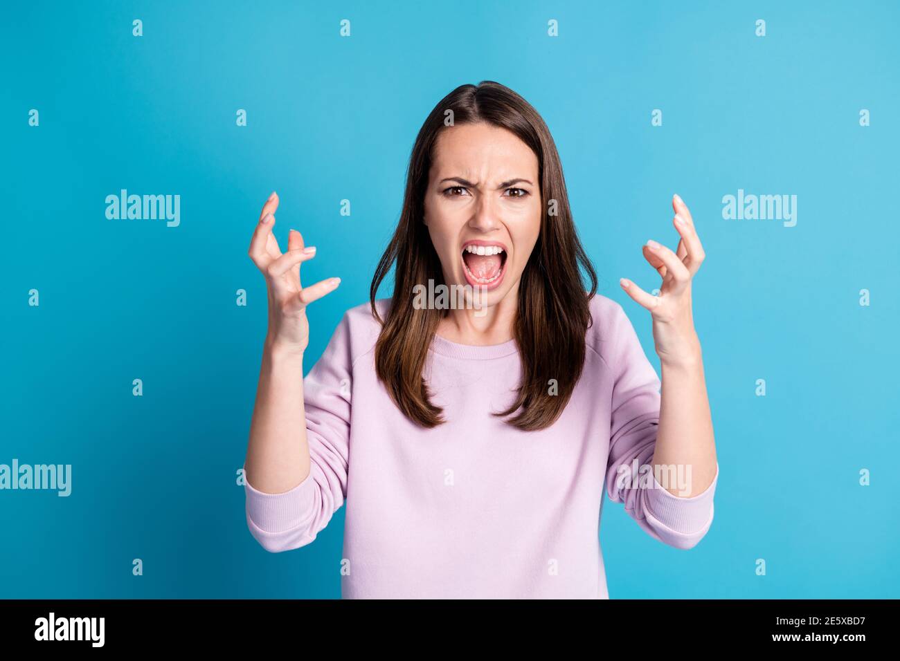 Foto von provoziert junge Dame die Hände öffnen Mund schreien Widersprüchliche Manager versäumen Frist vermasselt Jahr Unternehmensbudget Bericht Tragen Sie lila Stockfoto