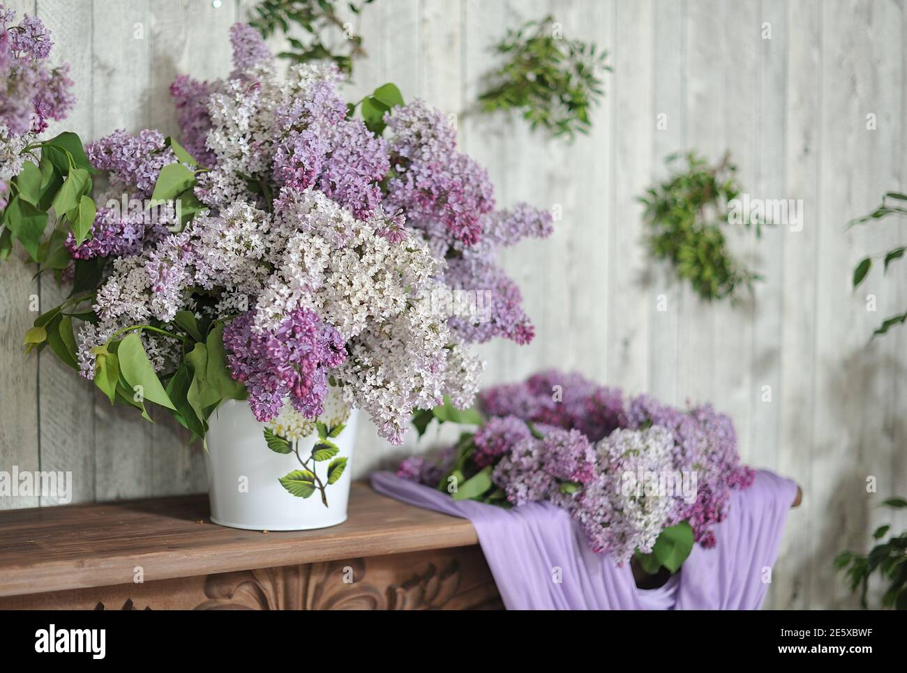 Großer Blumenstrauß mit blühenden Flieder im häuslichen Interieur Stockfotografie