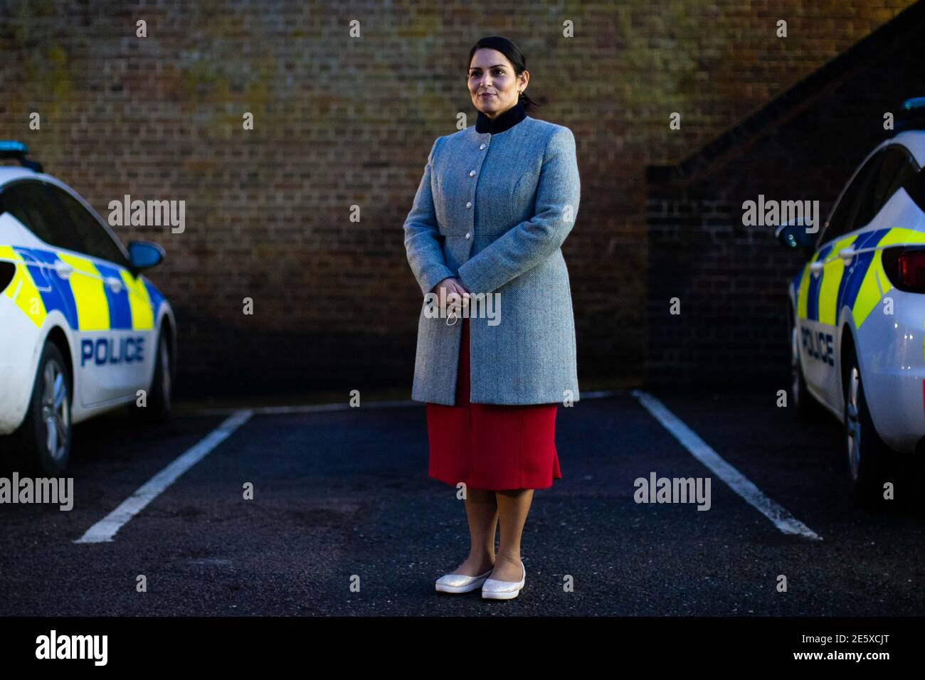 Innenminister Priti Patel während einer Fußpatrouille mit neuen Polizeirekruten um Bishop's Stortford, Hertfordshire. Bilddatum: Donnerstag, 28. Januar 2021. Stockfoto