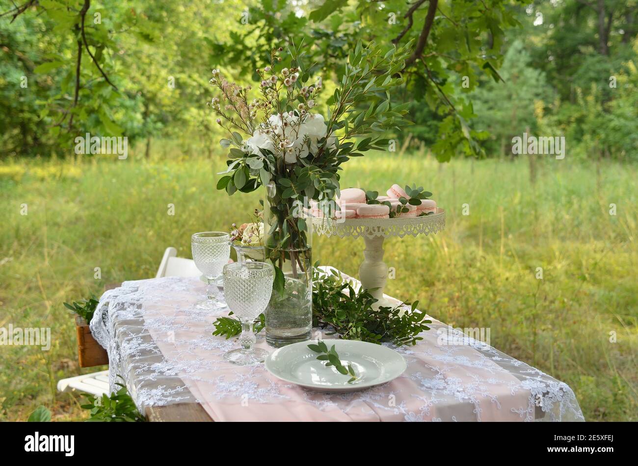 Romantische Tischdekoration im Freien für Versammlungsliebhaber Stockfoto