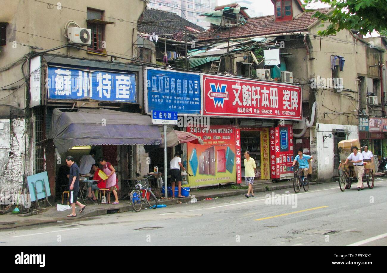 Slum Gebiet von Shanghai entlang Qipu Road in der Shape Road Wohnviertel von Shanghai, China Stockfoto