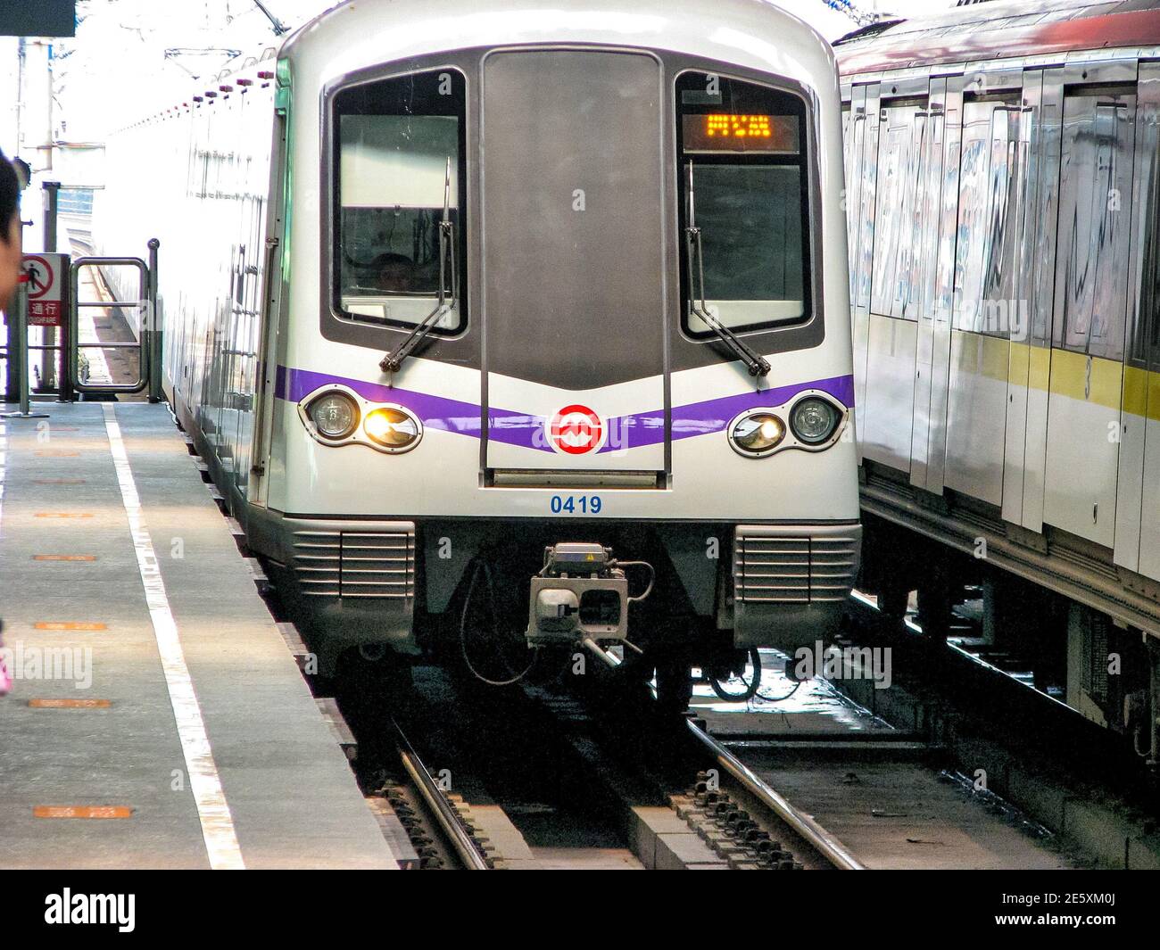 Shanghai U-Bahn-Auto an einer erhöhten Station Stockfoto