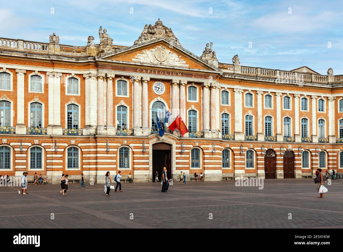 Capitole de Toulouse, historisches Rathaus und Theater am Place du Capitole, neoklassizistische Fassade mit französischen und okzitanischen Flaggen. Stockfoto