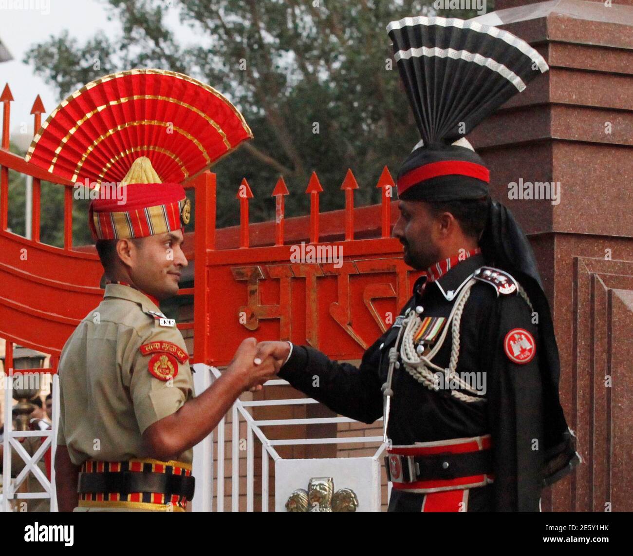 Mohsin Ranger A Pakistani Ranger (R) und Offizier indischen Border Security Force ...