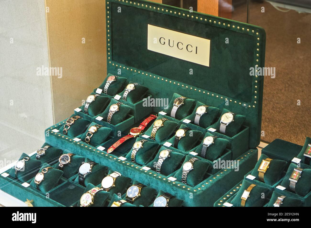 London, Vereinigtes Königreich - 01. Februar 2019: Luxuriöse Gucci Damenschmuck Uhren in Designer Uhren Shop in London High Street ausgestellt. Gucci Stockfoto