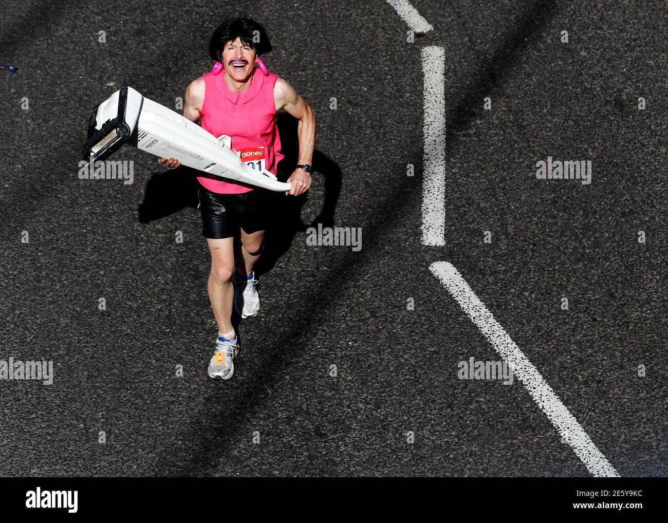Ein Konkurrent als Freddie Mercury verkleidet und tragen einen Staubsauger  für wohltätige Zwecke während der London-Marathon 13. April 2014 läuft.  REUTERS/Luke MacGregor (Großbritannien - Tags: SPORT-TPX-Bilder von der  Leichtathletik-Tag ...