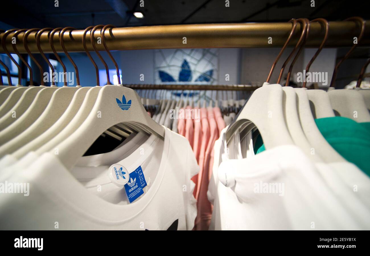Kleider sind abgebildet in der neuen Adidas Originals speichern vor der  Eröffnung in Berlin, 27. März 2014. Adidas hat eine neue Shop-Blaupause für  seine originale Modemarke mit einer Wi-Fi ausgestattet-Lounge und mobilen