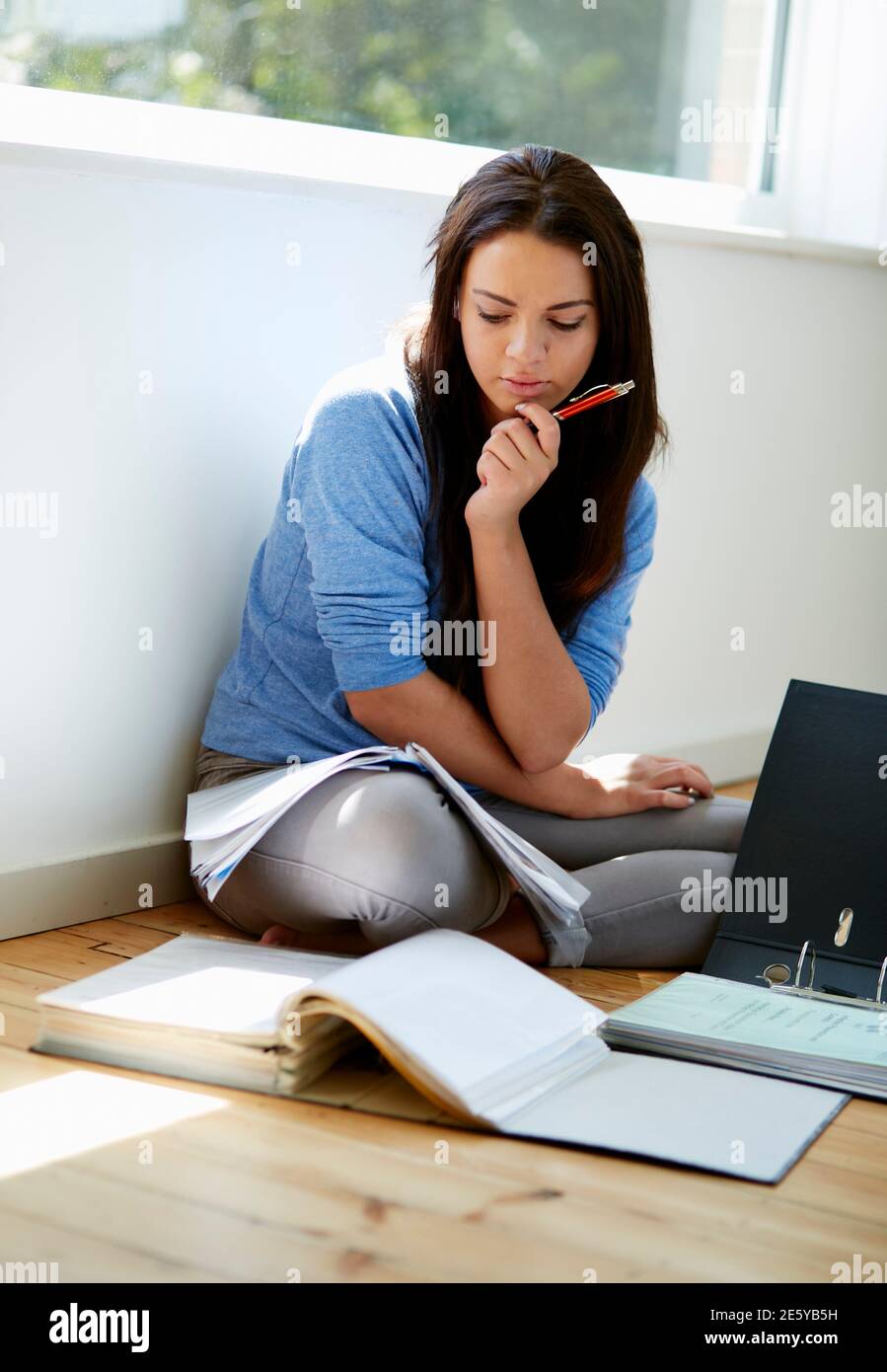 Student Mädchen saß auf dem Boden studieren Stockfoto