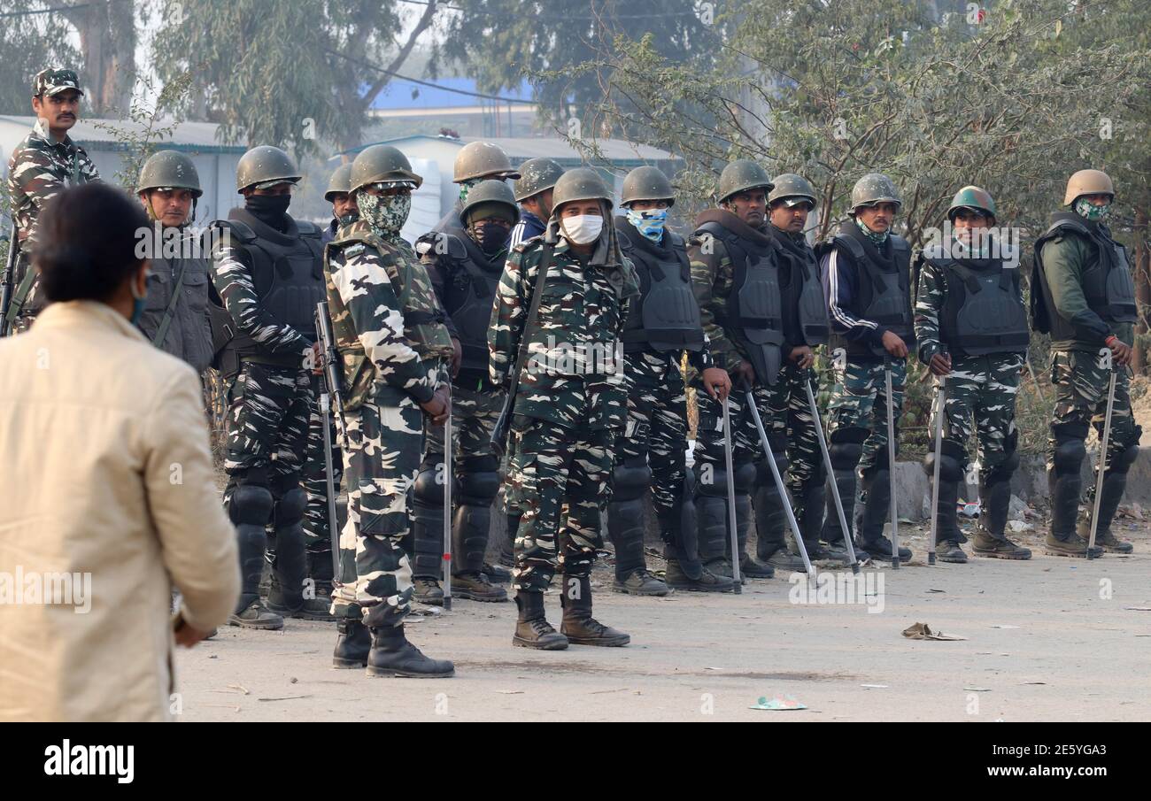 Indische paramilitärische Kräfte, die an der Grenze zu Singhu (Delhi - Haryana) stationiert sind, protestieren gegen neue Agrargesetze, die eine gesetzliche Definition von MSP (Minimum Support Price) fordern. Die Spannungen nahmen zu, nachdem schwere Sicherheitskräfte an der Grenze zu Singhu und Ghazipur ankamen, doch die Führer der Bauern weigerten sich, den Protestplatz zu räumen. Stockfoto