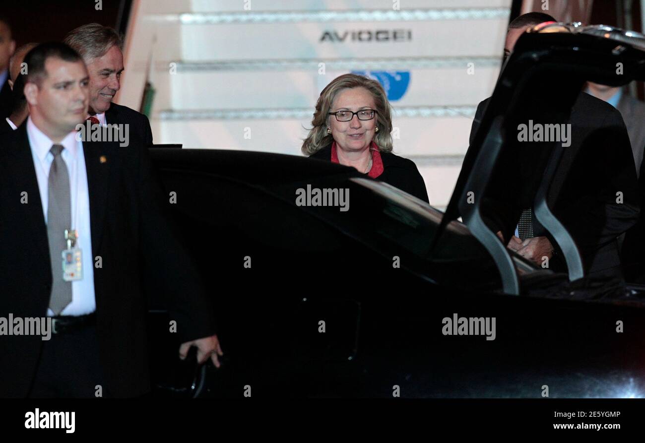 US-Außenministerin Hillary Clinton kommt in Ciampino Flughafen in Rom, 5. Mai 2011. Clinton nehmen Teil an dem zweitägigen Libyen-Kontaktgruppe treffen am Donnerstag.                  REUTERS/Alessandro Bianchi (Italien - Tags: Politik) Stockfoto