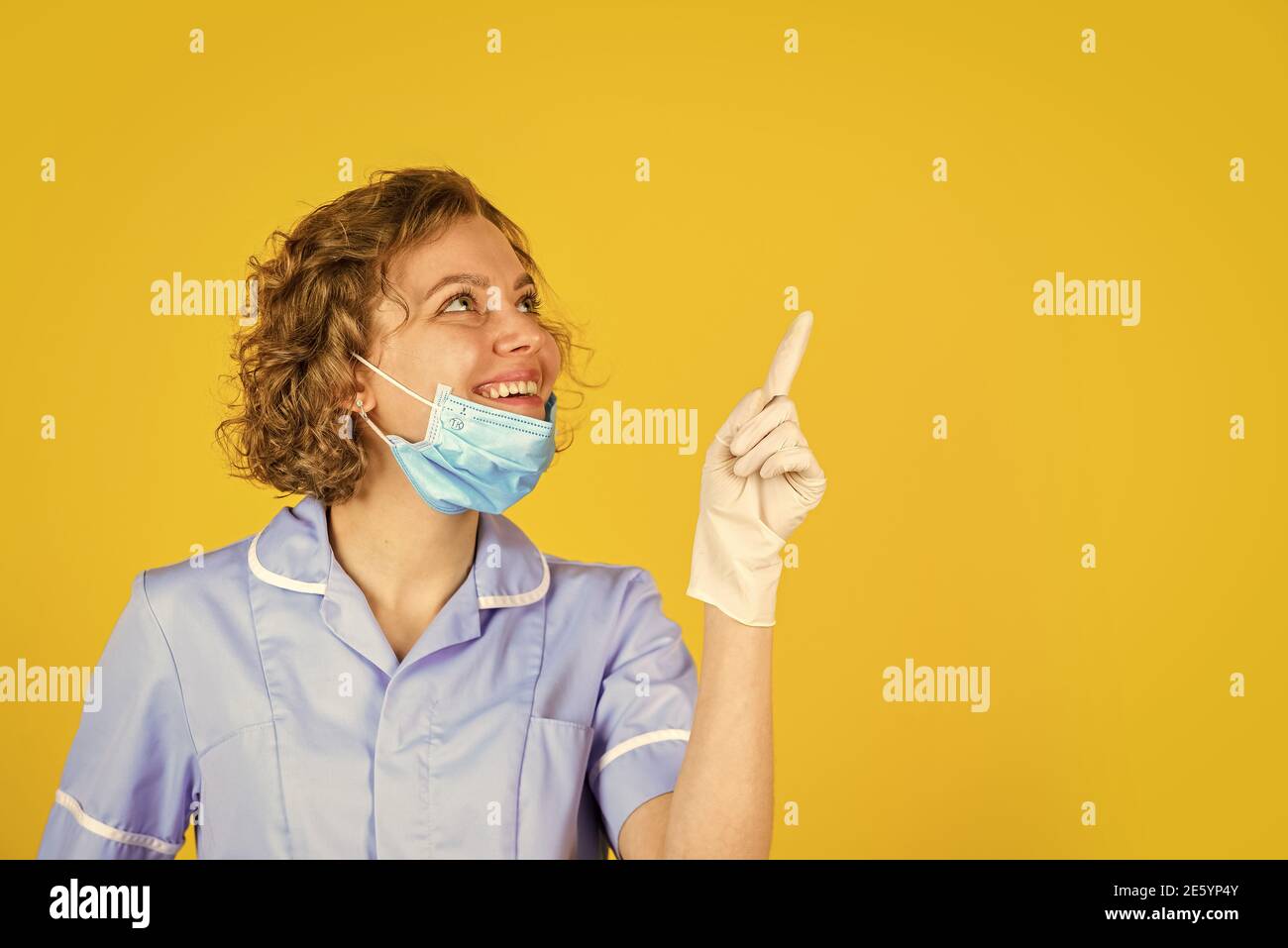 Inspirierter Krankenhausmitarbeiter. Behandlungsidee. Medizin ist meine Inspiration. Kopierraum. Medizinisches Fachpersonal. Healthcare and Medical Concept: Glücklicher und erfolgreicher Arzt in medizinischer Uniform. Stockfoto