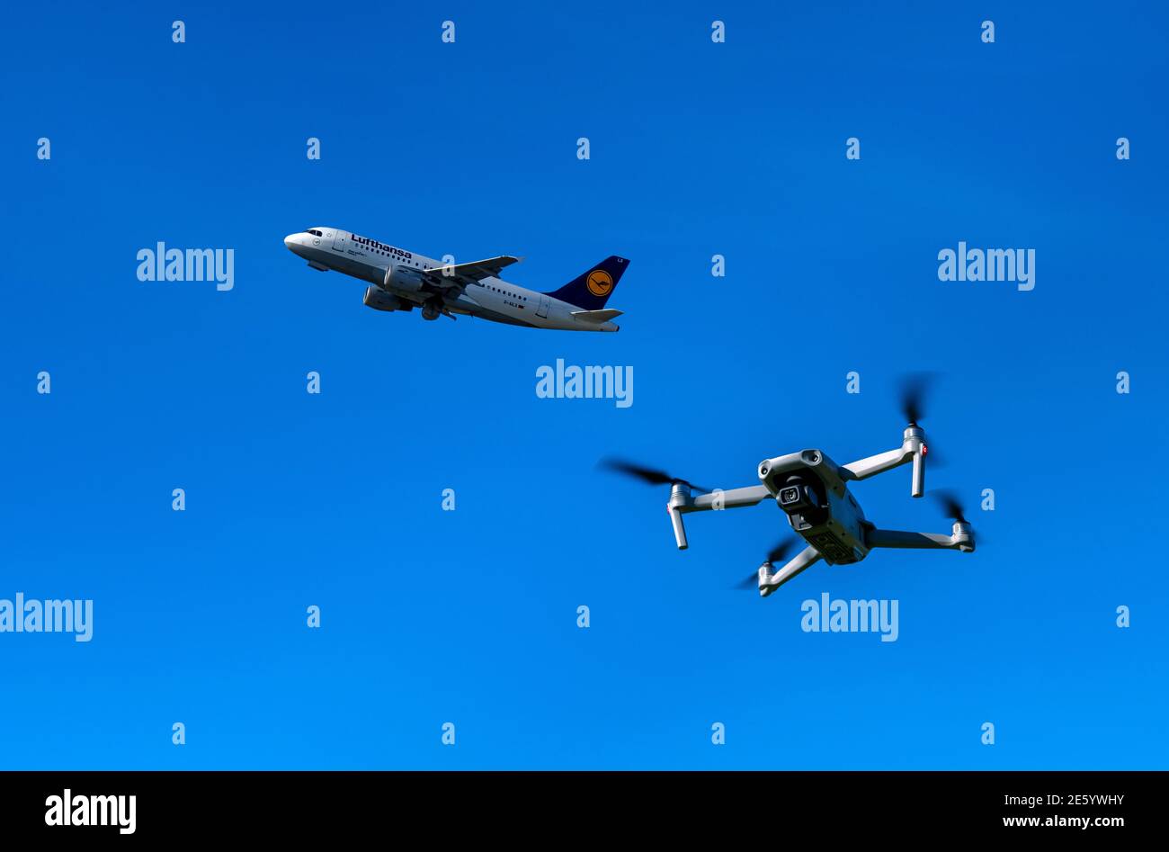 Foto-Drohne DJI Mavic Air 2 und im Hintergrund ein startend Airbus A 300 Flugzeuge zusammen im Luftraum, Digital Composing, Deutschland, Europa Stockfoto