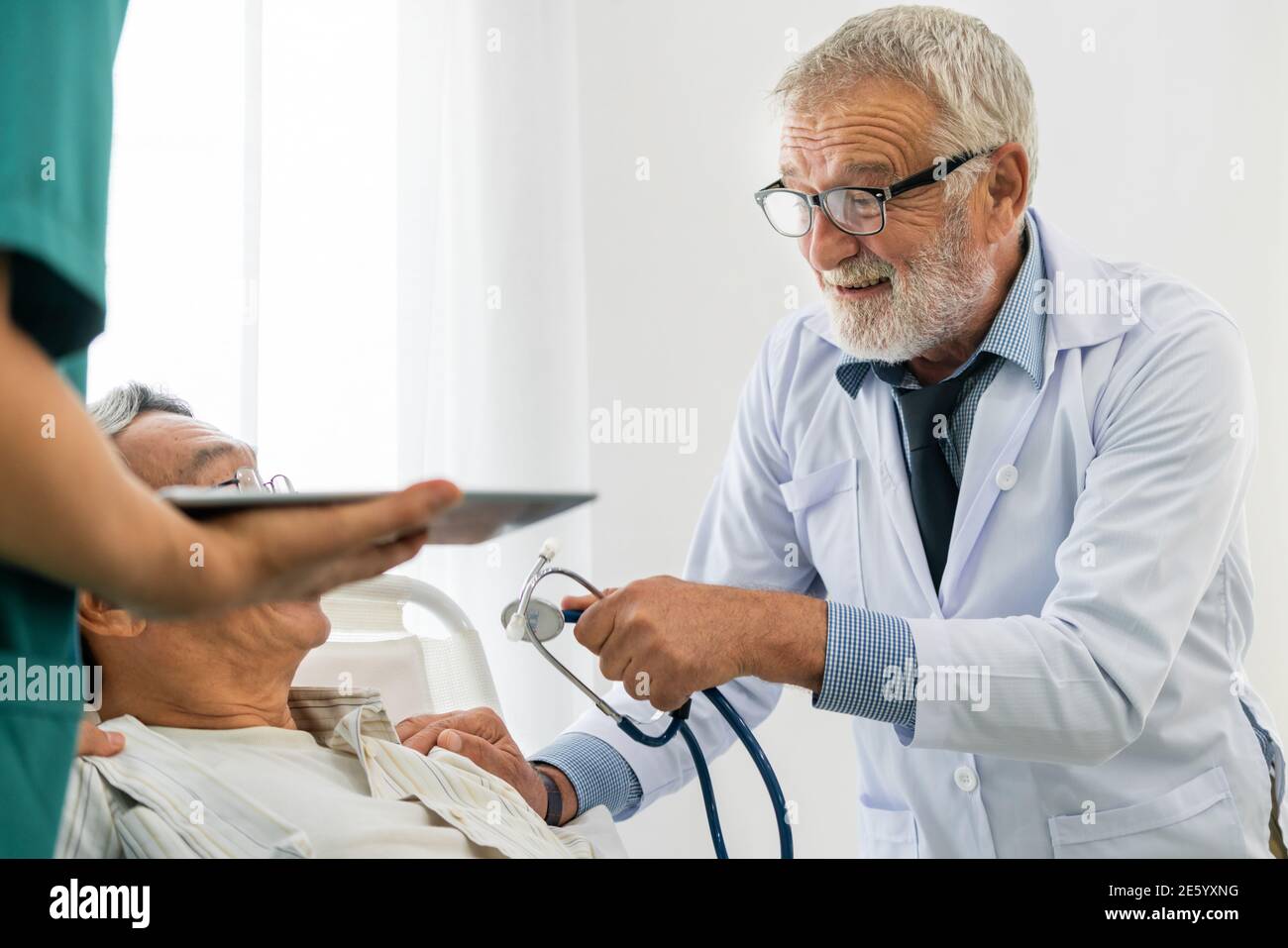 Reifen Arzt sprechen und die Gesundheit der älteren Patienten im Krankenhaus. Medizinische Versorgung und Arzt Personal Service Konzept. Stockfoto
