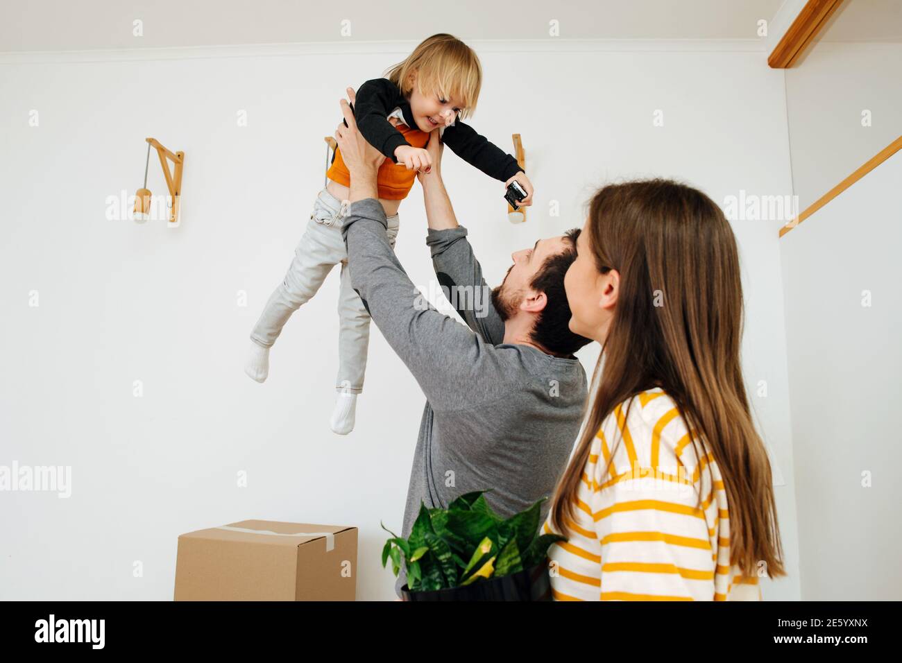 Familie Moment aus dem wirklichen Leben, Vater wirft Sohn Stockfoto