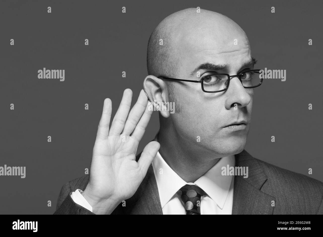 Schwarz-Weiß-Foto von Geschäftsmann zuhören Stockfoto