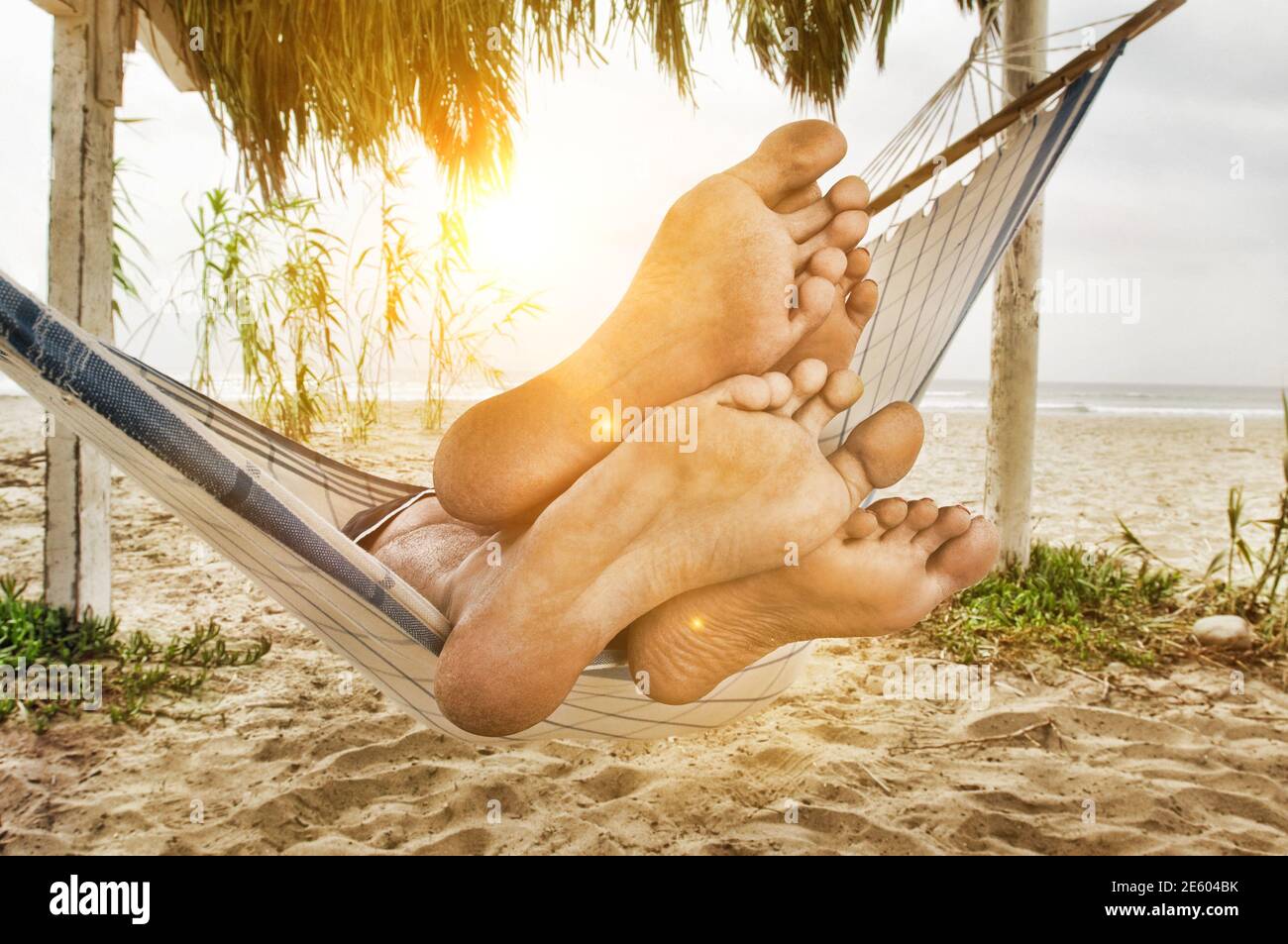 Paares Fe am Rand der Hngematte am Strand Stockfotografie - Alamy