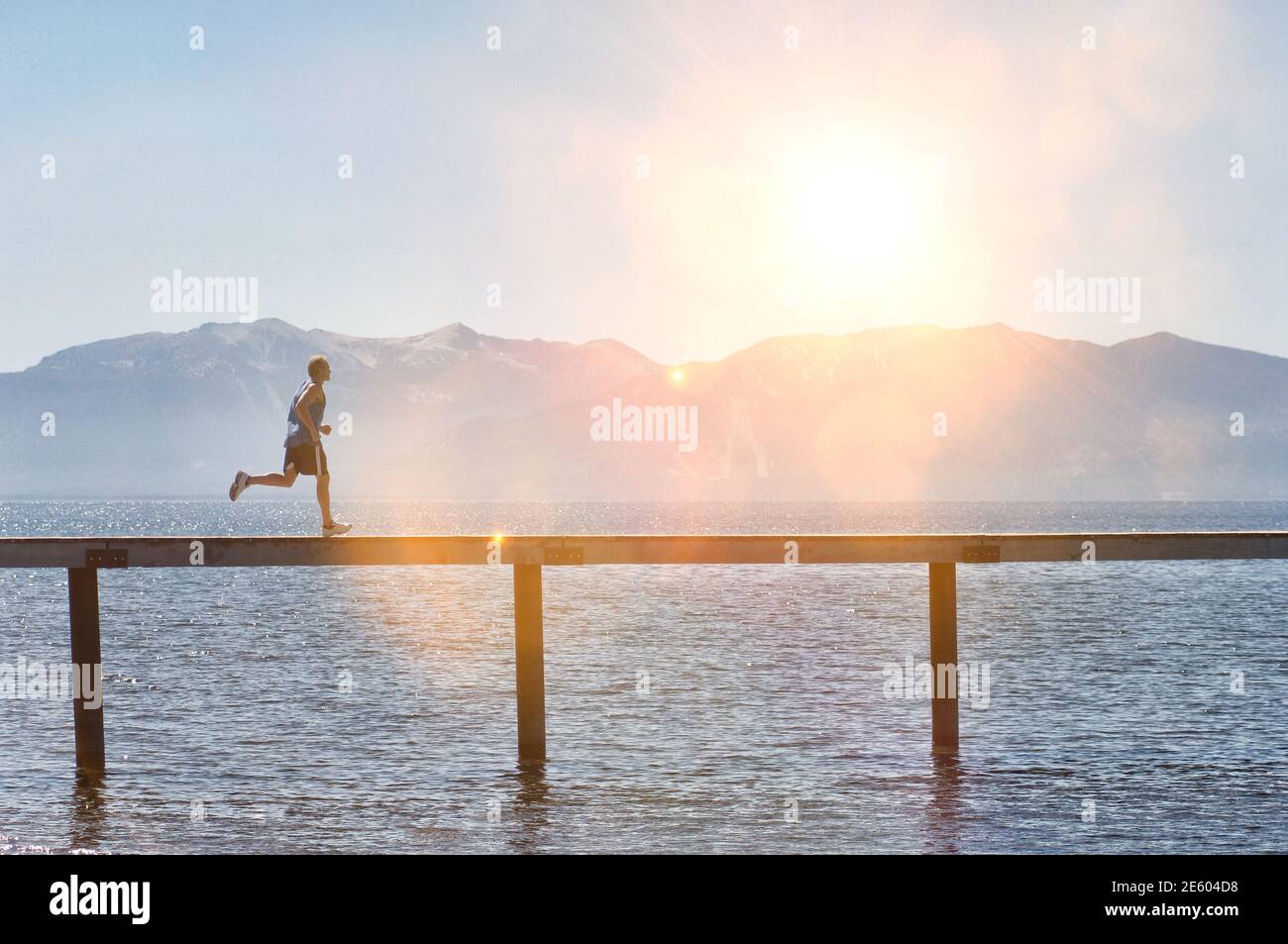 Foto des Mannes beim Joggen am Pier Stockfoto