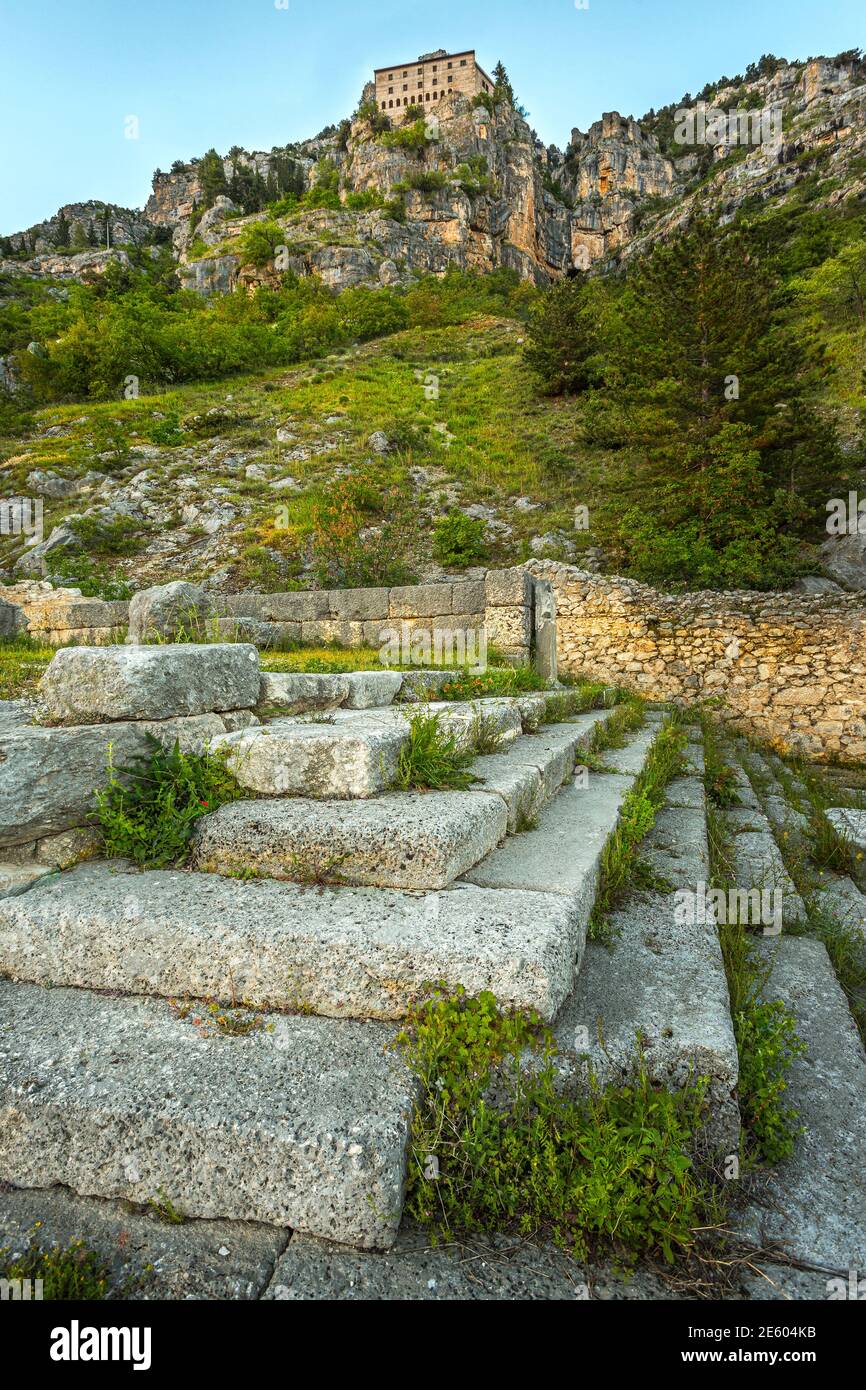 Archäologische Ausgrabungen im Archäologischen Park des Heiligtums von Ercole Curino. Im Hintergrund die Einsiedelei von Sant'Onofrio al Morrone Stockfoto