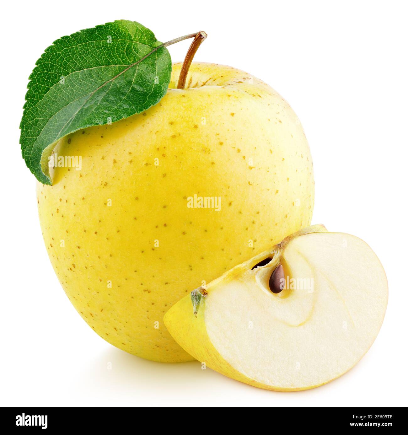 Gelbe Apfelfrucht mit grünem Blatt und Scheibe isoliert auf weißem Hintergrund. Goldener Apfel mit Schneideweg. Volle Schärfentiefe Stockfoto