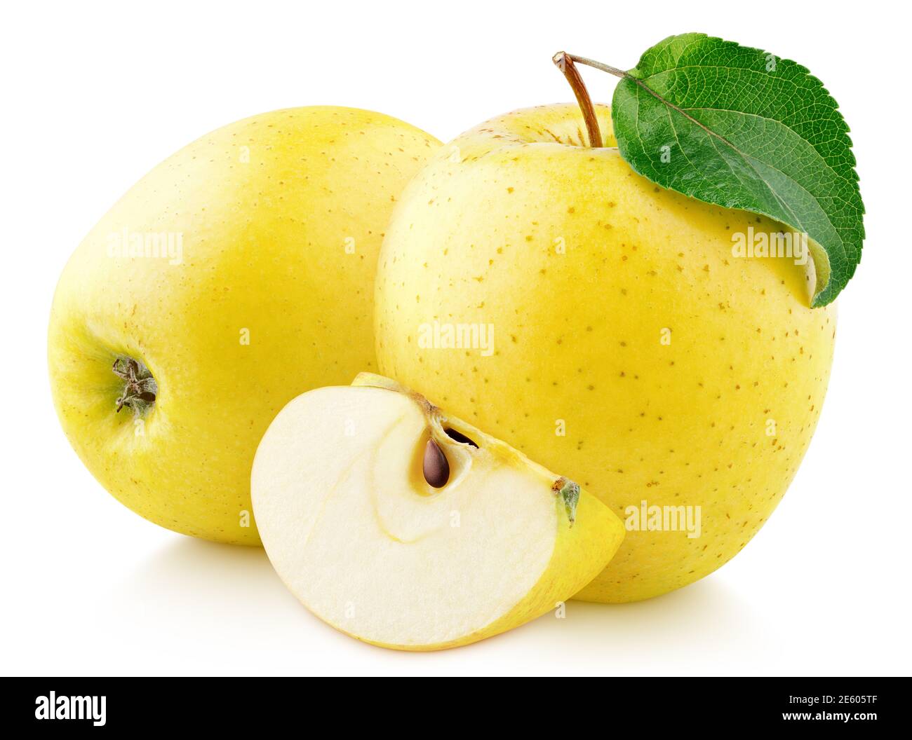 Gelbe Apfelfrucht mit grünem Blatt und Scheibe isoliert auf weißem Hintergrund. Goldener Apfel mit Schneideweg. Volle Schärfentiefe Stockfoto