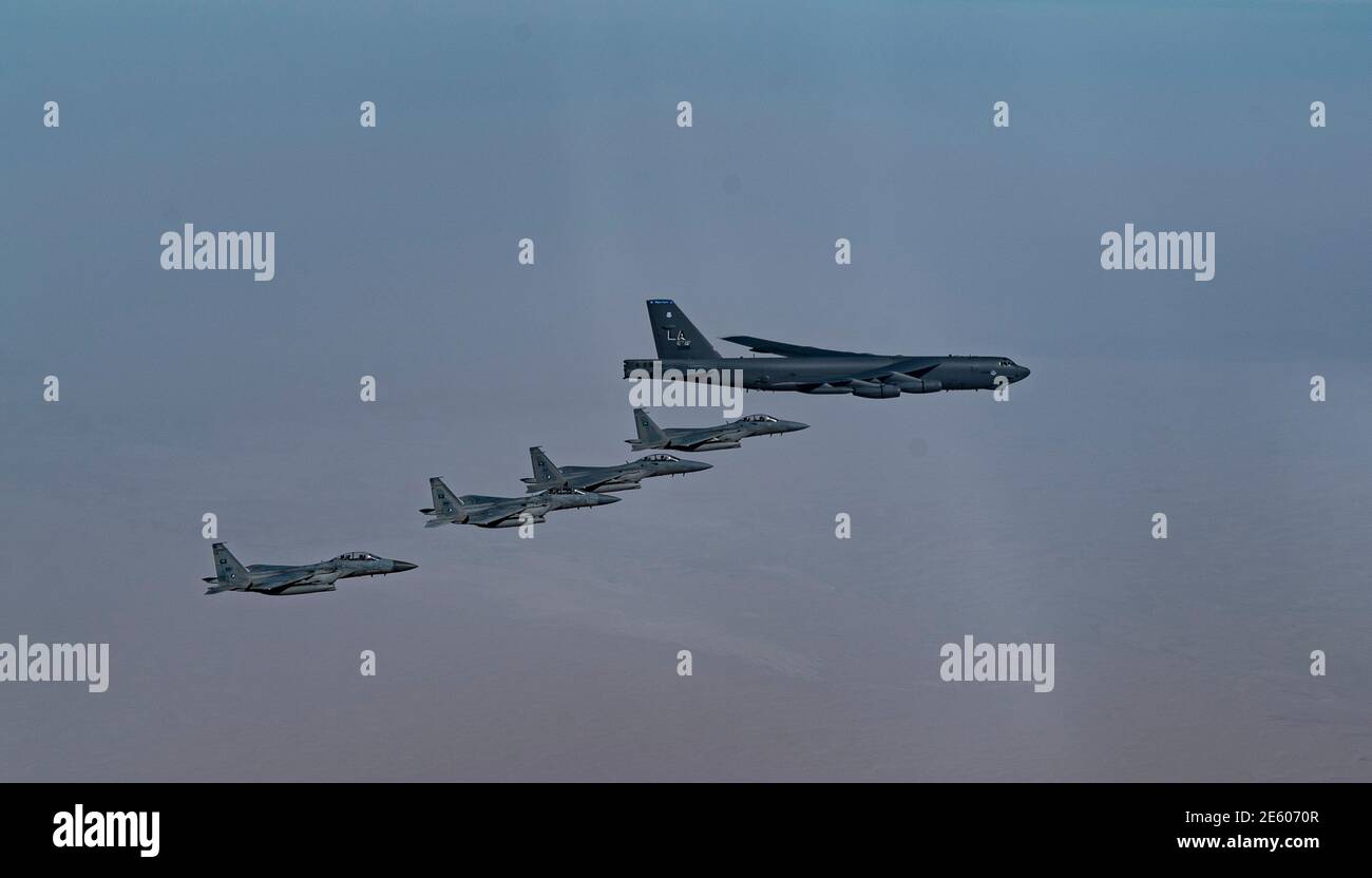 Persischer Golf, Saudi-Arabien. Januar 2021. Ein strategischer Bomber der US Air Force B-52 Stratofortress aus dem 2. Bombenflügel fliegt während eines kurzzeiigen Einsatzes in den Nahen Osten am 27. Januar 202 über dem Persischen Golf in Begleitung der US und Royal Saudi Air Force F-15 Strike Eagle Kampfflugzeuge. Quelle: Planetpix/Alamy Live News Stockfoto