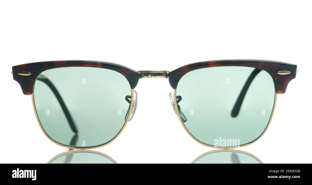 Klassische Sonnenbrille isoliert Vorderansicht auf weißem Studio Hintergrund Stockfoto
