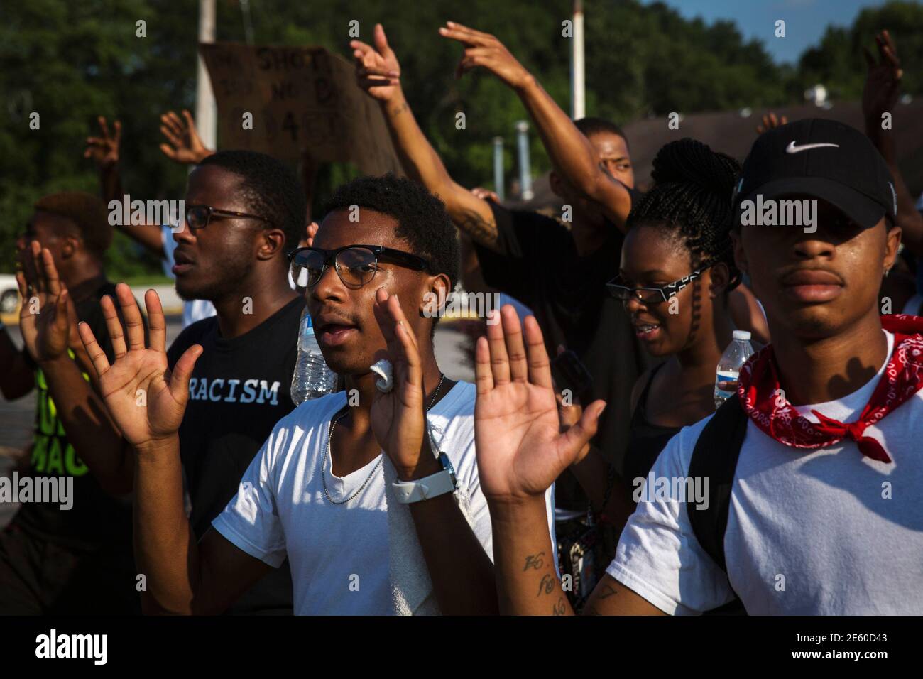 Demonstranten Marschieren Unten West Florissant Wahrend Einen Friedlichen Marsch In Reaktion Auf Die Dreharbeiten Von Michael Brown In Der Nahe Von Ferguson Missouri 18 August 2014 Missouri Gouverneur Hob Die Ausgangssperre Fur