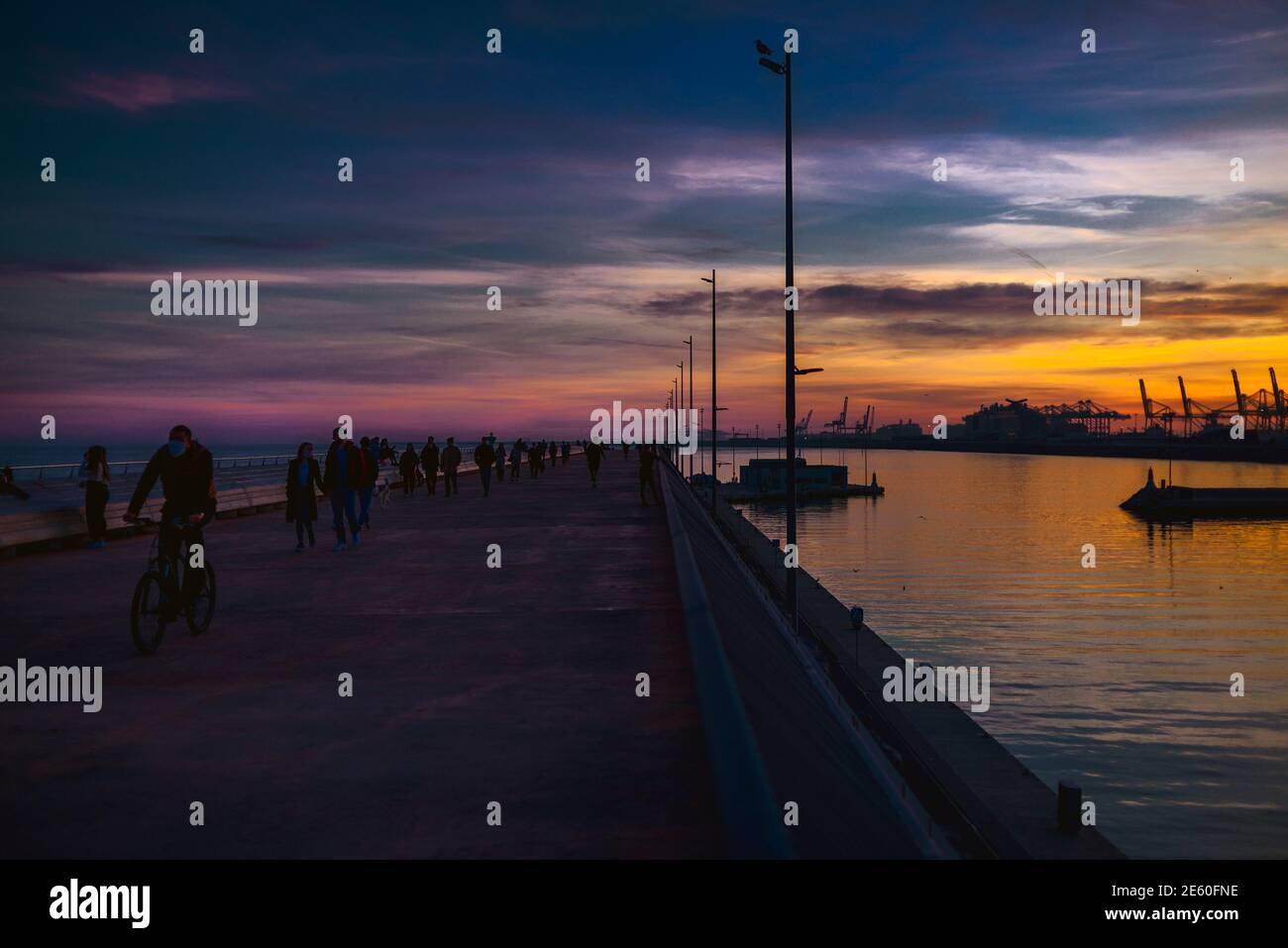 Barcelona, Spanien. Januar 2021. Pendler bevölkern Barcelonas Küste für jede Art von Outdoor-Aktivitäten bei Sonnenuntergang, da Fitnessstudios während der dritten Welle der Coronavirus-Pandemie geschlossen bleiben Quelle: Matthias Oesterle/Alamy Live News Stockfoto