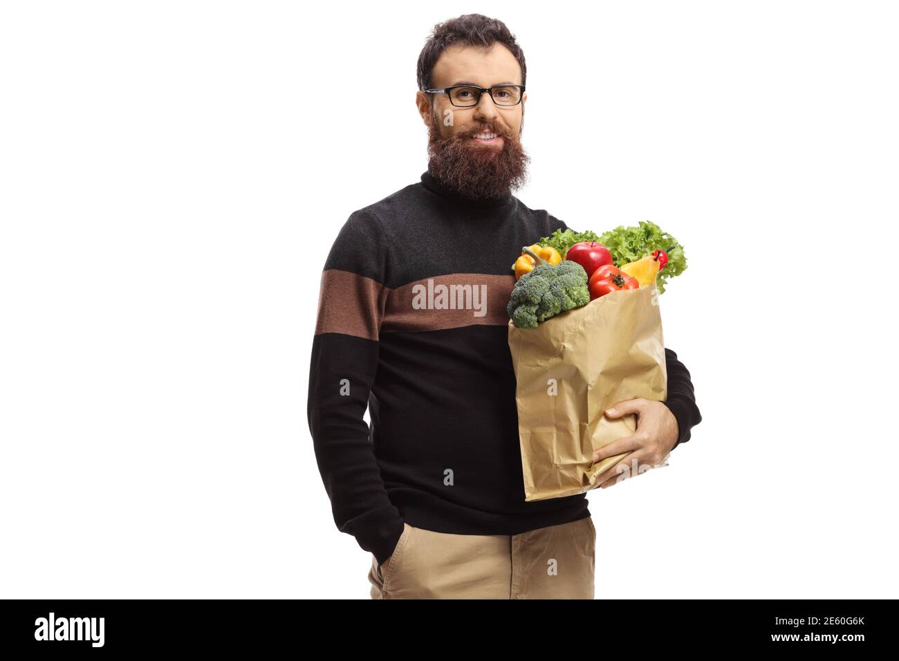 Bärtiger Mann mit Brille, der mit Lebensmitteln in einem Papier steht Tasche isoliert auf weißem Hintergrund Stockfoto