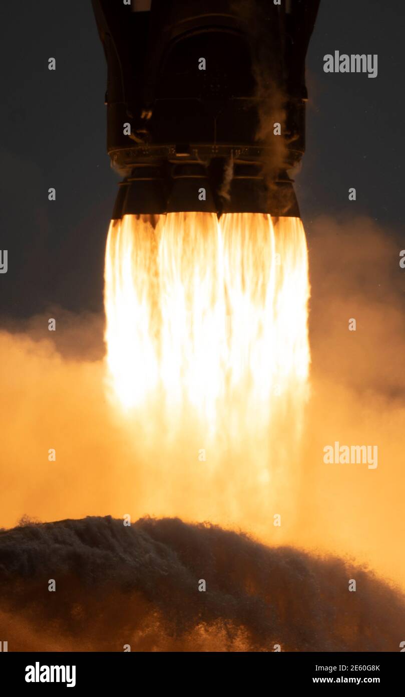 Eine SpaceX Falcon 9 Rakete, die den Crew Dragon des Unternehmens trägt Die Raumsonde wird vom Launch Complex 39A auf der NASA SpaceX gestartet Demo-2-Mission für die Inte Stockfoto