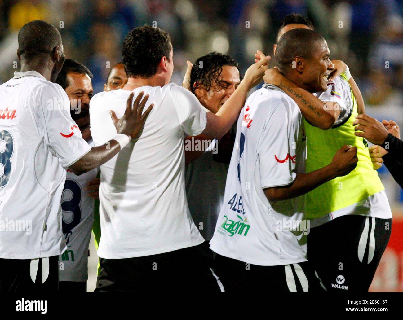 Spieler Von Kolumbiens Once Caldas Feiern Nach Dem Gewinn Der Copa Libertadores Fussballspiel Gegen Brasiliens Cruzeiro In Sete Lagoas 70 Kilometer 43 Meilen Von Belo Horizonte 4 Mai 2011 Reuters Washington Alves Brasilien