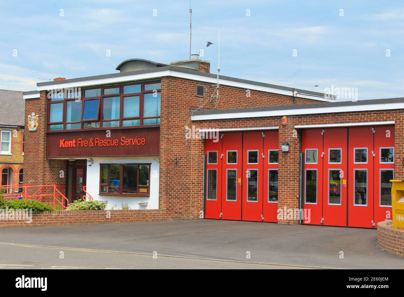 Feuerwehrmaschine und KENT Feuerwehr- und Rettungsdienstgebäude bei Deal town Street,KENT,VEREINIGTES KÖNIGREICH,2016 Stockfoto