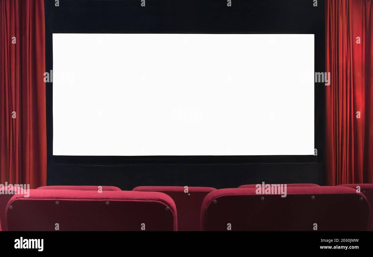 Leere Kinoleinwand mit roten Vorhängen und leeren Sitzen Stockfoto