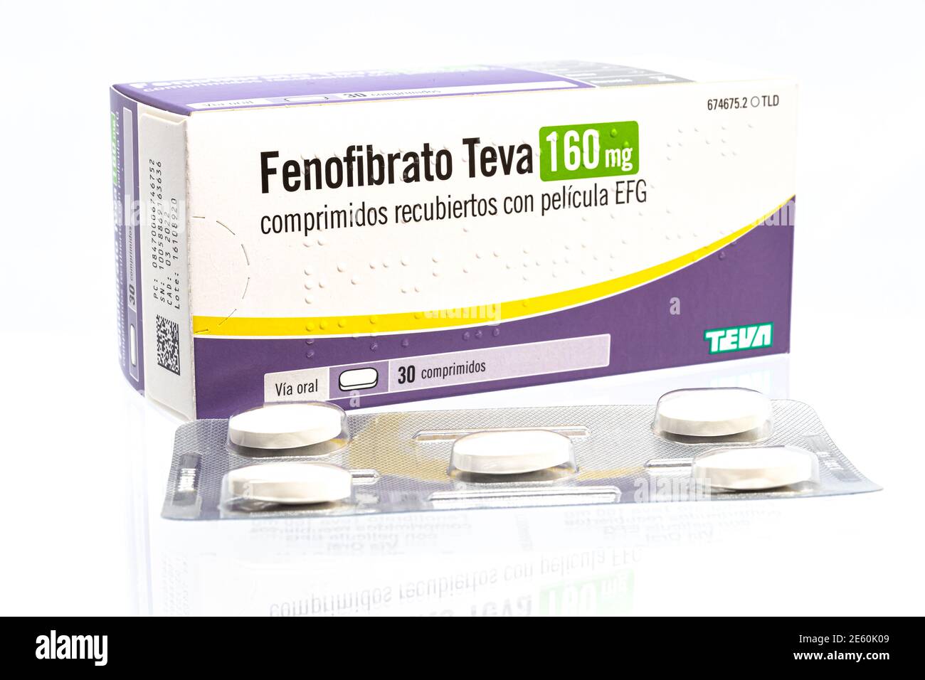 Huelva, Spanien - 25. Januar 2021: Spanish Box von Fenofibrate Marke Teva, ist ein Medikament der Fibrate Klasse verwendet, um abnorme Blutfettwerte zu behandeln Stockfoto