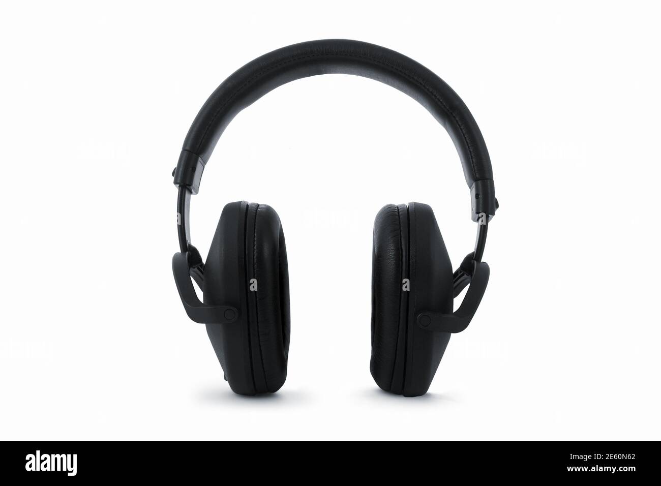 Professionelle Kopfhörer, Ohrhörer, isoliert auf Weiß Stockfoto