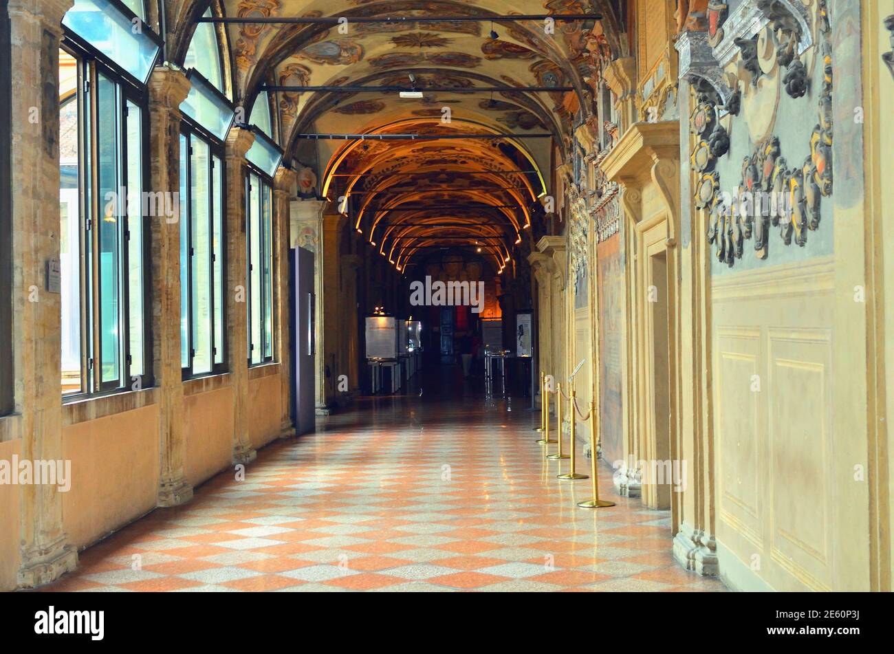 Galerie entlang der Seite des Hofes des Archiginnasio in Universität Bologna Stockfoto
