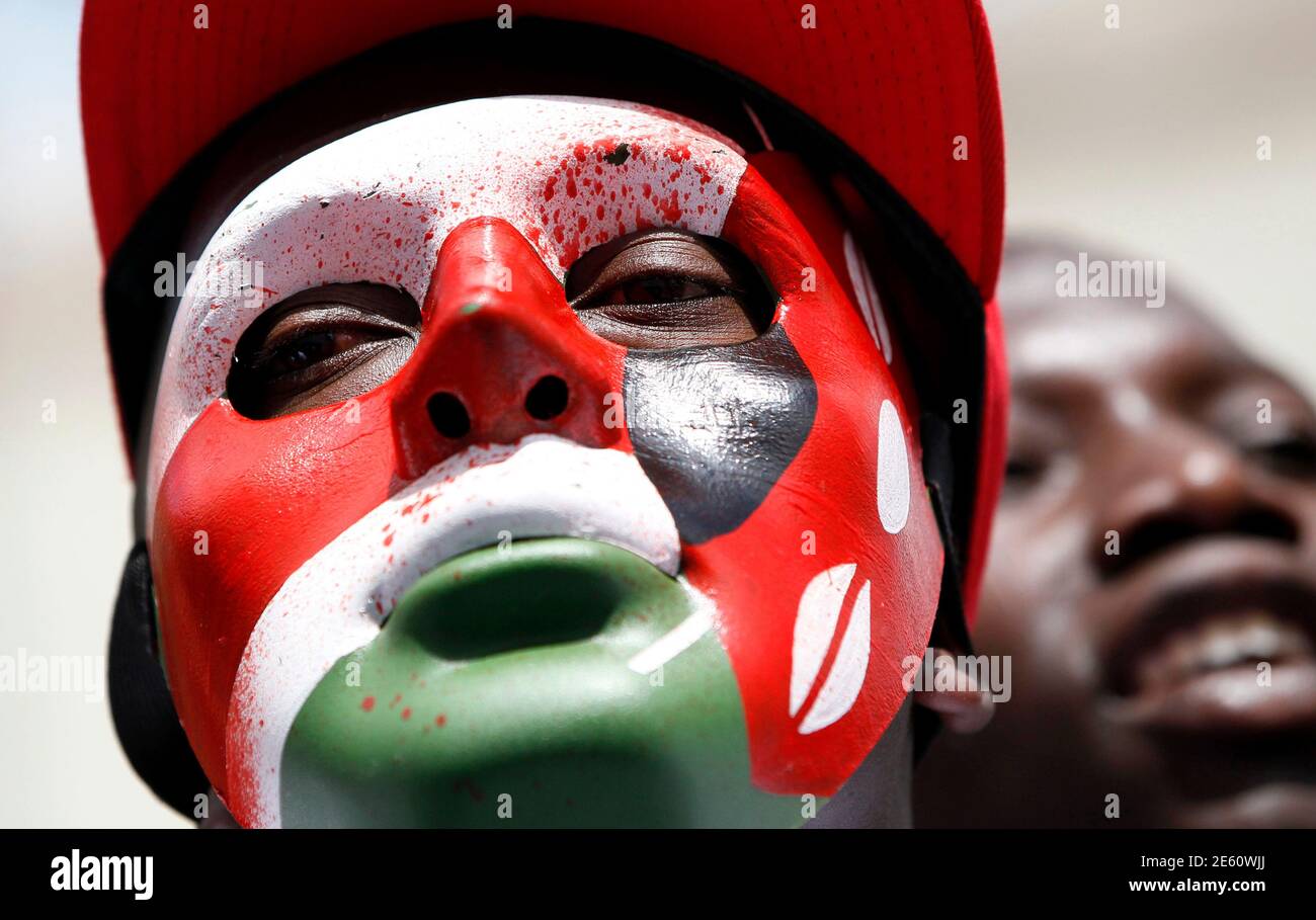 Ein Protestor mit einer Maske in den Farben der kenianischen Flagge nimmt am 14. Mai 2013 an einer Demonstration gegen die Lohnforderungen der Gesetzgeber vor den parlamentsgebäuden in der Hauptstadt Nairobi Teil. Die kenianische Polizei feuerte am Dienstag Tränengas und Wasserwerfer, um etwa 200 Demonstranten vor dem parlament zu zerstreuen, um gegen die Gehaltsforderungen der Gesetzgeber zu demonstrieren. REUTERS/THOMAS MUKOYA (KENIA - TAGS: GESELLSCHAFT POLITIK KRIMINALITÄT GESETZ TPX BILDER DES TAGES) Stockfoto