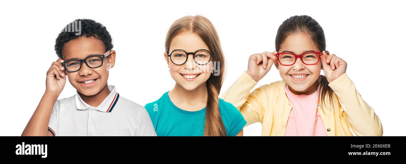 Gruppe von lächelnden multiethnischen Kindern tragen moderne Brillen auf weißem Hintergrund. Vision für Kinder Korrekturkonzept Stockfoto
