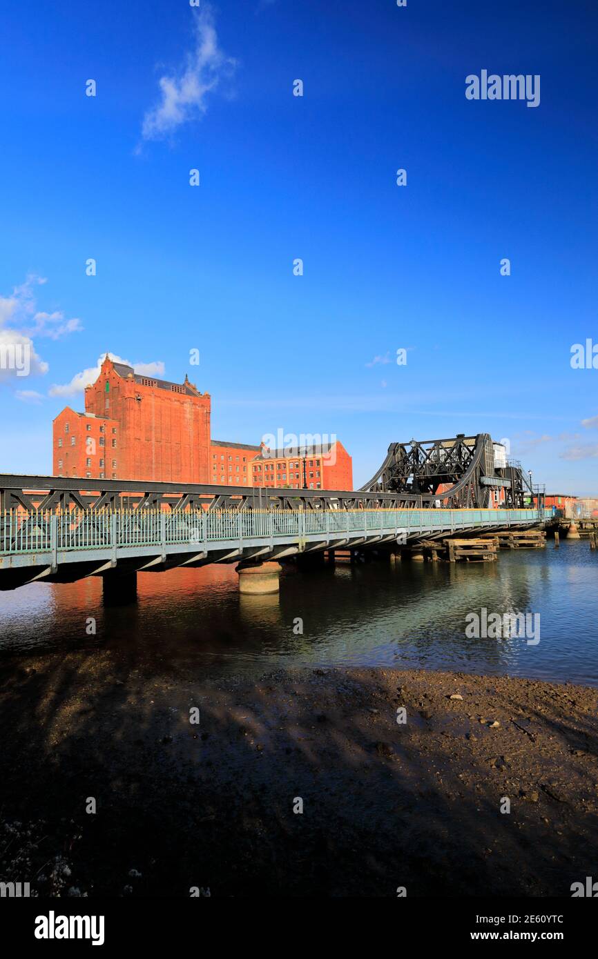 Die Corporation Bridge, Grimsby Stadt, Lincolnshire County, England die Corporation Bridge ist eine Scherzer Rolling Lift Bascule Brücke über das Old Dock Stockfoto