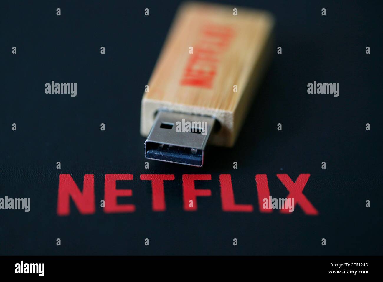 Ein USB-Stick mit dem Logo von Netflix, der amerikanische Anbieter von  Anforderungs-Internet-Streaming-Medien, wird in dieser Abbildung Foto in  Paris 15. September 2014 gesehen. Netflix startete seine  Video-Streaming-Dienst in Frankreich am Montag und