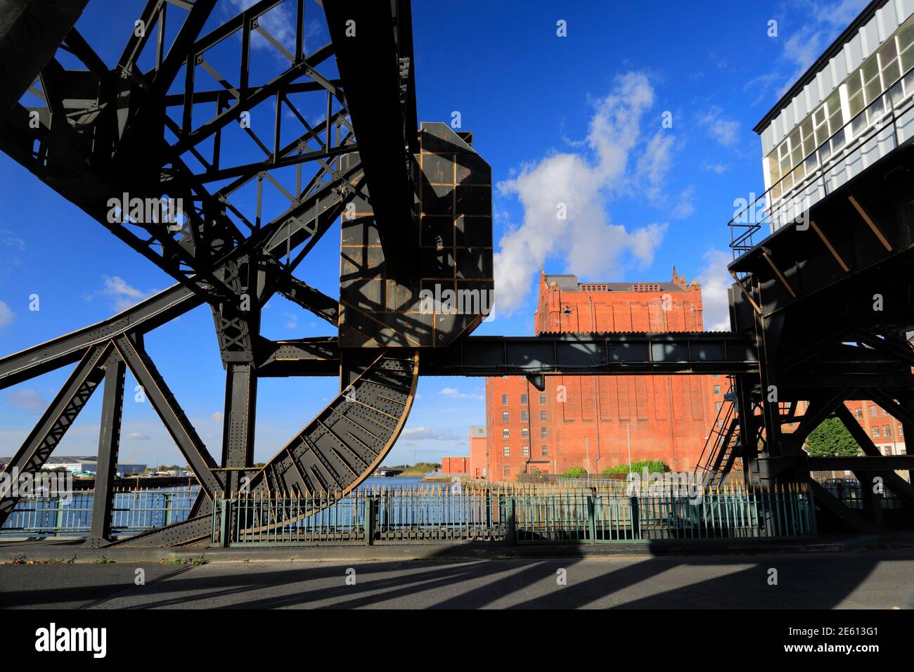 Die Corporation Bridge, Grimsby Stadt, Lincolnshire County, England die Corporation Bridge ist eine Scherzer Rolling Lift Bascule Brücke über das Old Dock Stockfoto