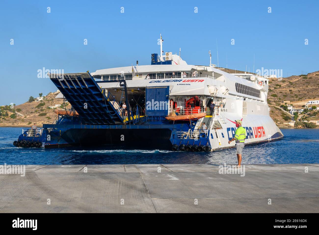 IOS, Griechenland - 22. September 2020: Caldera Vista, ein Hochgeschwindigkeitsfahrzeug von Seajets im Hafen von iOS. Kykladen, Griechenland Stockfoto