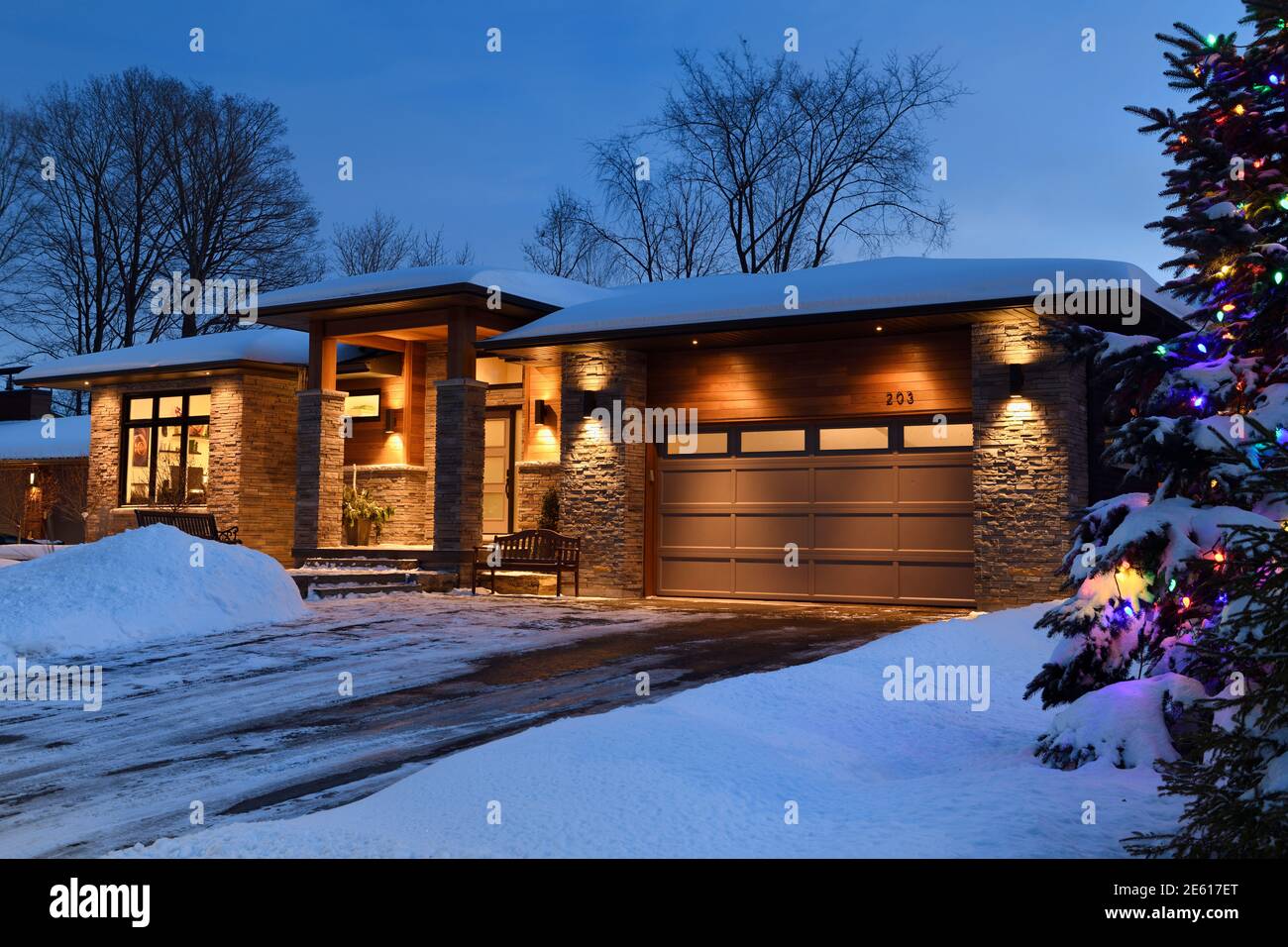 Schneebedecktes modernes Haus in Ontario Kanada mit Weihnachtsbeleuchtung Im Winter Stockfoto