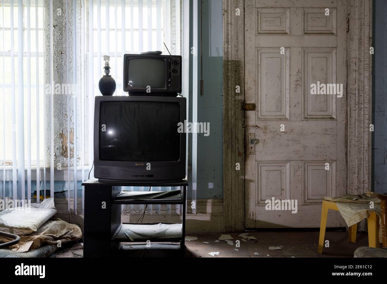 Zwei Fernseher mit Kathodenstrahlröhre sitzen im Wohnzimmer eines verlassenen Hauses. Ontario, Kanada. Stockfoto