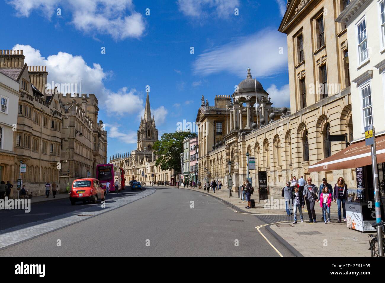 Allgemeiner Blick auf die High Street, vorbei am Queens College (rechts) in Richtung des Turms der University Church of St Mary the Virgin, Oxford, Oxfordshire, Großbritannien. Stockfoto