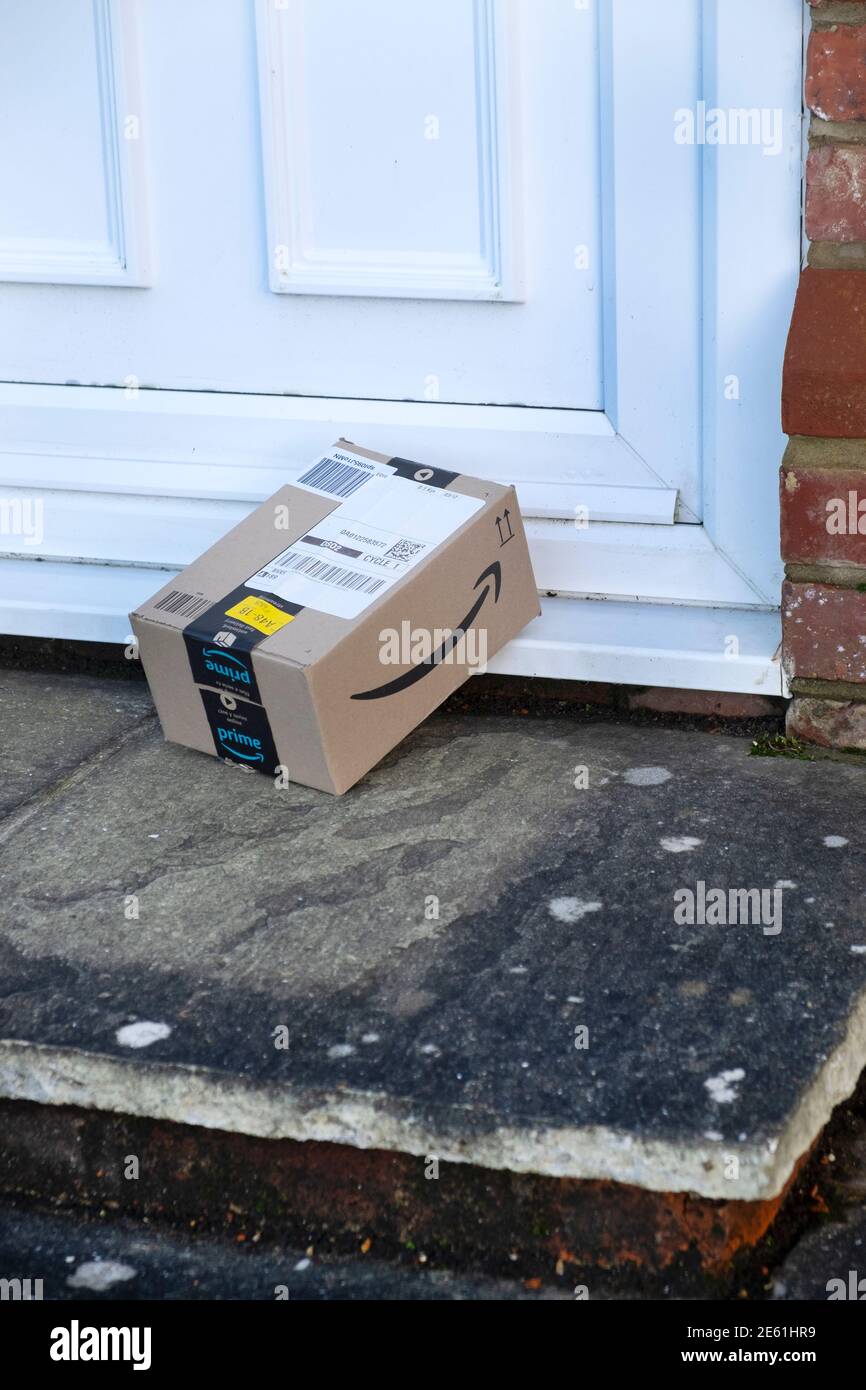 Ein Amazon Prime-Paket vor der Haustür verlassen Stockfoto
