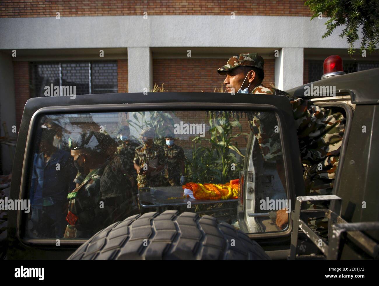 Das Personal der nepalesischen Armee bereitet sich darauf vor, die Leiche eines Erdbebenopfers zu laden, das beim US-Militär UH-1Y Huey-Hubschrauberabsturz während einer Mission zur Unterstützung der Opfer des Erdbebens in Kathmandu, Nepal, am 8. Juni 2015 ums Leben kam. Die Leichen von fünf Erdbebenopfern, die beim Hubschrauberabsturz ums Leben kamen, wurden nach einem DNA-Test an die Familienangehörigen übergeben. REUTERS/Navesh Chitrakar Stockfoto