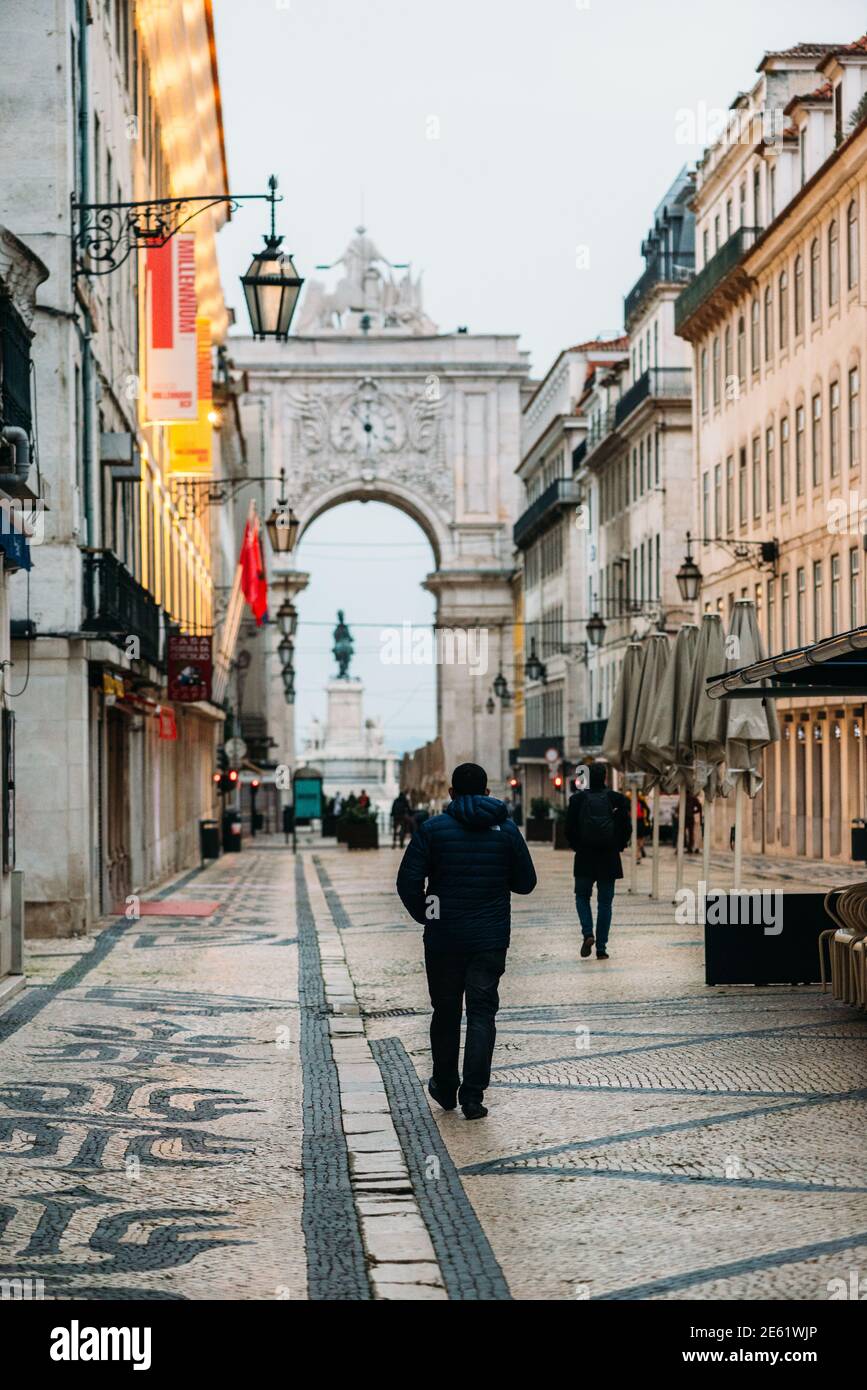 Fast leere Rua Augusta im Baixa-Viertel von Lissabon, Portugal während Covid-19 Ausbruch und Sperrung Stockfoto