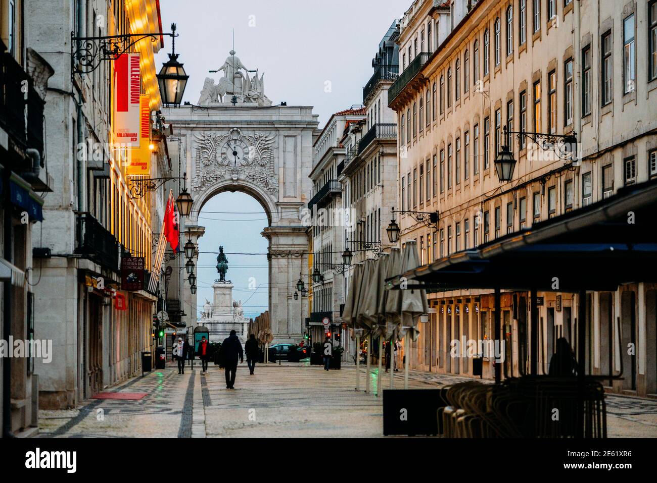 Fast leere Rua Augusta im Baixa-Viertel von Lissabon, Portugal während Covid-19 Ausbruch und Sperrung Stockfoto