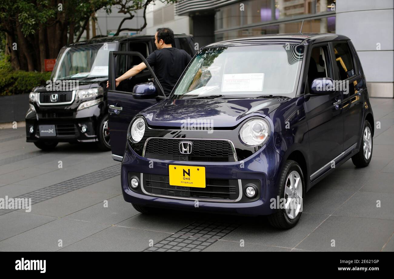 Honda Motor Co N One (R) und N Box Minicars sind außerhalb des  Unternehmens-Showroom in Tokio 13. Juli 2013 angezeigt. Japanische  Autohersteller wie Honda Motor Co und der Toyota-Daihatsu-Gruppe ein  Problem haben:
